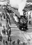 05 001 wurde als eine der letzten Lokomotiven im Borsigwerk Berlin-Tegel gebaut. Die Reichsbahn nahm sie am 8. März 1935 offiziell in Betrieb. Die Übergabe der Lok wurde auch von den Medien mit großer Aufmerksamkeit verfolgt. Hier verlässt die in weinrot hochglänzend lackierte Maschine die Borsigwerke. (08.03.1935) <i>Foto: RVM</i>