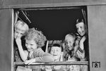 Eine gut gelaunte Kinderschar geht im Bahnhof Frankfurt/Oder auf Reisen. (1966) <i>Foto: Historische Sammlung der Deutschen Bahn AG (Ruth Stier)</i>