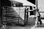 Verladen eines Kleinbehälters in der Güterabfertigung Torgau. (1934) <i>Foto: RVM</i>