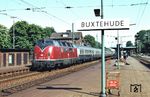 220 037 (Bw Oldenburg) mit einem Eilzug in Buxtehude. (09.05.1983) <i>Foto: Günter Hauthal</i>