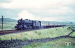 BR 45429 mit einem Personenzug von Blackpool nach Kirkcaldy/Schottland an der West Coast Main Line bei Shap Wells in Cumbria im Nordwesten Englands.  (01.08.1964) <i>Foto: Robin Fell</i>