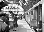 Bahnsteigszene in Frankfurt Hbf. (1953) <i>Foto: Max Göllner</i>