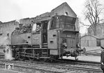 Beim Rangieren im Bahnhof Schweinfurt war wohl ein kleines Malheur passiert und die Lok mit der ersten Achse entgleist.  (03.1960) <i>Foto: Reinhard Todt</i>