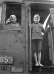 Zwei russische Kinder grüßen vom Führerstand der 38 3859, die am 16.12.1941 zur Generaldirektion der Ostbahn (Gedob) abkommandiert worden war. (1943) <i>Foto: RVM (Korte)</i>