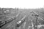Vom Stellwerk "Fpf" offenbart sich dieser Überblick auf das Gleisvorfeld des Frankfurter Hauptbahnhofs mit der einfahrenden E 41 047 vom Bw Frankfurt/M-1. (29.06.1958) <i>Foto: Helmut Röth *</i>