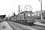 E 19 12 (Bw Nürnberg), damals immer noch die leistungsfähigste E-Lok der DB, vor D 174 (Bremerhaven - München) in Würzburg Hbf. (13.07.1958) <i>Foto: Helmut Röth *</i>