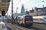 215 021 der Eisenbahn-Verkehrsgesellschaft Frechen mit einem Schotterzug in Köln-Hansaring. (28.02.2018) <i>Foto: Joachim Bügel</i>