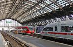 Eine Spezialität des Kölner Hauptbahnhofs ist die Einfahrt zweier Züge in dasselbe Gleis. Hier stehen 406 011 als ICE 13 (Bruxelles Midi - Frankfurt/M Hbf) und 644 019 als RB 11809 (Bedburg - Köln Messe/Deutz) hintereinander in Gleis 4.  (28.02.2018) <i>Foto: Joachim Bügel</i>