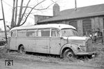 Der bereits abgestellte Mercedes-Bus Nr. 10 (Baujahr 1952) mit 95 PS Leistung in Plettenberg-Oberstadt. Das mit dem Kennzeichen AL-D 70 ausgestattete Fahrzeug war am 10 Februar 1967 ausgemustert worden. (1968) <i>Foto: Karl Landskroener</i>