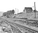 Die Anlagen der Plettenberger Kleinbahn mit dem Dreischienengleis und der Rollwagenanlage in Plettenberg-Oberstadt. (08.08.1953) <i>Foto: Gerd Wolff</i>