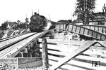 Eine der an die französische Nordbahn abgegebenen P 8 (2-230 C xx) überquert eine Behelfsbrücke auf der Strecke Armentières - Tourcoing - Roubaix. (1940) <i>Foto: Privatfoto</i>