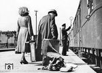 Dieses Missgeschick geschah keinem "echten" Reisenden vor der Abfahrt eines Zuges auf dem Stettiner Bahnhof in Berlin, sondern bei Dreharbeiten zu einem nicht überlieferten Film. (1938) <i>Foto: UFA-Filmfoto</i>