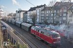 Die am Zugschluss laufende V 160 002 am Sonderzug mit 78 468 nach Winterberg im Dieselrennen mit 232 255 in Bochum-Präsident. (24.02.2018) <i>Foto: Joachim Schmidt</i>