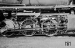 Blick auf die ersten drei Antriebsräder des Dreizylindertriebwerks der 043 681 im Bw Kassel. (17.04.1972) <i>Foto: Gerhard Moll</i>