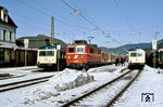 Auf dem elektrifizierten Teil der Außerfernbahn hatte - trotz Betriebsführung der DB - die ÖBB die Bespannungen der Reisezüge übernommen, die bis Innsbruck durchfuhren. Im Bahnhof Reutte in Tirol steht ÖBB 1110.529 vor E 687 (Abfahrt 12.22 Uhr) nach Innsbruck, neben den beiden 628 011 und 628 013, die den nicht elektrifizierten Streckenteil nach Kempten über Pfronten bedienten. (13.02.1985) <i>Foto: Joachim Bügel</i>