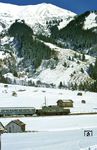 Im Winterfahrplan 1984/85 tauchten die Ingolstädter 194er überraschend wieder in Reutte i.T. und in Mittenwald auf. In einem zweitägigen Zusatzumlauf bespannten sie u.a. den E 3680 (Garmsich - Reutte) und den Ng 77453 zurück nach Garmisch, der hier bei schönstem Winterwetter mit 194 112 bei Lähn unterwegs ist. (13.02.1985) <i>Foto: Joachim Bügel</i>