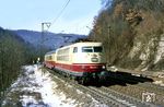 103 223 mit IC 513 "Wetterstein" (Braunschweig/Hannover - Mittenwald) auf der Geislinger Steige. (16.02.1985) <i>Foto: Joachim Bügel</i>