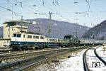111 104 (Bw München 1) fährt mit FD 211 "Fern-Express Wörthersee" (Dortmund – Klagenfurt) in den Bahnhof Geislingen ein. Rechts steht Schiebelok 194 086, die für diesen Zug nicht gebraucht wurde. (16.02.1985) <i>Foto: Joachim Bügel</i>