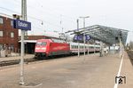 101 069 fährt mit IC 2023 (Hamburg-Altona - Frankfurt/M Hbf) durch den Bahnhof Opladen, der heute in dieser Form völlig verschwunden ist. Damals begann der Umbau mit dem Abriss des alten Bahnsteigdaches auf Gleis 2/5. (15.03.2011) <i>Foto: Joachim Bügel</i>