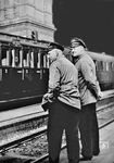 Bahnsteigplausch zwischen zwei Gepäckträgern auf dem Anhalter Bahnhof in Berlin. (1929) <i>Foto: RVM (Rosemarie Clausen)</i>