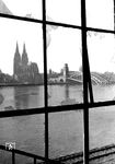 Ein typischer Hollnagelblick auf die Trostlosigkeit vieler deutscher Städte - hier am Beispiel von Köln - nach dem Ende des Zweiten Weltkriegs. Geschätzt hinterließ der Bombenkrieg gegen Deutschland mehr als eine Milliarde Tonnen Gestein und Schutt, mindestens eine halbe Million Zivilisten verloren ihr Leben. In der Kölner Altstadt war zu Kriegsende so gut wie kein einziges Haus mehr bewohnbar, lediglich der Dom überragte fast unbeschadet die Trümmerwüste, in Köln lebten nur noch 20.000 Menschen. Die Hohenzollernbrücke wurde übrigens von deutschen Truppen gesprengt. (25.04.1947) <i>Foto: Walter Hollnagel</i>