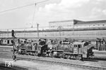 Die Heilbronner 74 503 und 74 511, möglicherweise auf dem Weg ins Aw Kaiserslautern, in Mannheim Hbf. (03.08.1958) <i>Foto: Helmut Röth *</i>