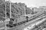 E 17 104 verlässt mit D 367 (München - Osnabrück) den Mannheimer Hauptbahnhof. (17.08.1958) <i>Foto: Helmut Röth *</i>