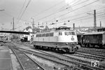 103 002 (Bw Hamburg-Eidelstedt) setzt im Bahnhof Wuppertal-Oberbarmen um. Im Sommer 1972 war sie hier mit einem Messzug für das BZA Minden unterwegs. (08.06.1972) <i>Foto: Joachim Bügel</i>