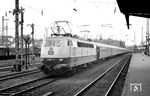 103 002 mit einem 14-Wagen-Messzug des BZA Minden im Bahnhof Wuppertal-Oberbarmen. (08.06.1972) <i>Foto: Joachim Bügel</i>
