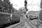 Zwei Nahverkehrszüge verlassen den frisch elektrifizierten Bahnhof Wuppertal-Elberfeld ostwärts. Offiziell ging der Fahrdraht am 29. Mai 1964 unter Strom. (1964) <i>Foto: Wolfgang R. Reimann</i>