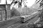 Eher selten war die Baureihe 624 im Tal der Wupper zu sehen. Auch hier handelt es sich um einen Sonderzug, der anlässlich des "Tags der offenen Tür", den die Wuppertaler Bundesbahndirektion seit 1950 jährlich veranstaltete, gleich in den Bahnhof Wuppertal-Elberfeld einfährt. (26.09.1970) <i>Foto: Wolfgang R. Reimann</i>