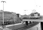 Tw 106 der Wuppertaler Stadtwerke (WSW) überquert die Bundesallee in Wuppertal-Elberfeld auf dem Weg nach Solingen. Links das Gerüst der Schwebebahn.  (1968) <i>Foto: Ernst Winter</i>