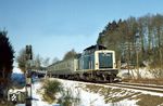212 306 mit N 6362 bei Kotthausen auf dem Weg nach Dieringhausen. (18.02.1985) <i>Foto: Wolfgang Bügel</i>