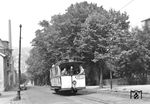 Unterhalb der Lichtenplatzer Straße führte die Bergbahn durch eine Straße, die ihren Namen trug ("An der Bergbahn", früher Louisenstraße). Mit gut gelaunten Fahrgästen ist Tw 7 in Richtung Toelleturm unterwegs. 1957 fiel die (höchst bedauerliche) Entscheidung der Stadt, die Bergbahn durch eine Buslinie zu ersetzen. Damit beraubte Wuppertal sich selbst neben der Schwebebahn um eine weitere Attraktion. (10.07.1957) <i>Foto: Eduard J. Bouwman</i>