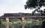 044 594-0 (44 594) überquert vor Dg 53067 die behelfsmäßig gesicherte Siegbrücke zwischen Blankenberg und Merten. (21.06.1974) <i>Foto: Peter Schiffer</i>