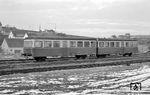 Beiwagen C 204 und C 206 der Württembergischen Nebenbahnen AG (WÜNA) im Bahnhof Weissach. (08.03.1962) <i>Foto: Gerd Wolff</i>