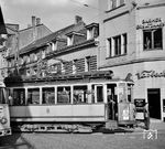 Etwas eng ging es an der Kreuzung Vohwinkler Straße/Rubensstraße zu, als Tw 321 der Solinger Verkehrsbetriebe (Baujahr 1926) in Höhe der Schwebebahnendstation Vohwinkel zur Fahrt nach Solingen abbiegt. (1960) <i>Foto: Joachim Stichnoth</i>