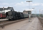 01 2050-1 (01 050) läuft vor D 110 (Warschau - Bonn) in den damaligen Grenzbahnhof Helmstedt ein. (12.08.1971) <i>Foto: Peter Schiffer</i>