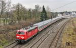 181 213 fährt mit IC 2470 - nein doch nicht, sondern mit PbZ 2470 (Frankfurt - Dortmund) durch den Bahnhof Leichlingen. (23.03.2018) <i>Foto: Joachim Bügel</i>