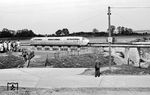 Ursprünglich hatte man geplant, Schienenfahrzeuge auf der Alweg-Versuchsstrecke mit nahezu Flugzeuggeschwindigkeiten von bis zu 380 km/h auf der dafür konstruierten Stelzenstrecke mit Hilfe von Gleitrollen dahinbrausen zu lassen. Letztlich kam der Originalzug, der am 23. Juli 1957 erstmalig die Strecke befuhr nur auf eine Geschwindigkeit von 80 km/h, die später noch auf das Doppelte gesteigert werden konnte. (04.1953) <i>Foto: A. Dormann, Slg. W. Löckel</i>