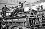 1951 wurde in Köln die Alweg-Forschungsgesellschaft zum Zwecke der Entwicklung einer Einschienenbahn gegründet. Damit sollte das Problem der Einschienenbahn, um dessen Lösung sich schon viele bemühten, in ein praktisches Versuchsstadium treten. Zunächst wurde nur ein Versuchszug im Maßstab 1:2,5 gebaut. (04.1953) <i>Foto: A. Dormann, Slg. W. Löckel</i>