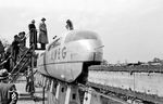 Besichtigung des 1:2,5-Modells eines Alweg-Zuges in der Fühlinger Heide bei Köln. Der Versuchsbetrieb wurde am 08. Oktober 1952 aufgenommen und endete eher unspektakulär im Jahre 1967.  (04.1953) <i>Foto: A. Dormann, Slg. W. Löckel</i>