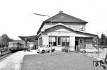 Eine 798-Einheit hat den Bahnhof Clausthal-Zellerfeld erreicht. Das Empfangsgebäude war in den Jahren 1961-63 nahezu komplett umgestaltet worden. Heute befindet sich darin eine Bücherei. (04.1975) <i>Foto: Reinhard Todt</i>
