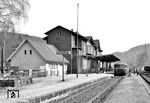 Im Bahnhof Lautenthal wartet der Schienenbus nach Altenau den Gegenzug ab. (04.1975) <i>Foto: Reinhard Todt</i>
