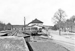 Eine 798-Einheit verlässt den Bahnhof Clausthal-Zellerfeld. Im Hintergrund links ist der Lokschuppen des Bahnhofs zu erkennen. Bis 1914 endete die Strecke an der Rampe, auf der der Fotograf steht.  (04.1975) <i>Foto: Reinhard Todt</i>
