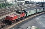 160 012-1, die am 31. August 1983 als letzte Lokomotive der Baureihe 160 ausgemustert wurde, während Rangierarbeiten im Mannheimer Hauptbahnhof. Auf der Freifläche rechts vom Zug befand sich einstmals eine Drehscheibe. (26.04.1972) <i>Foto: Peter Schiffer</i>