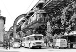 Am Kaiserplatz in Wuppertal-Vohwinkel begegnet ein Schwebebahnzug der Bauart B 50, noch mit Kursnummer und Zielanzeige "Oberbarmen", einen der ersten Busse der neuen "Präsident-Generation" von Büssing, die in den 1960er Jahren große Verbreitung fand. Die Busline 41 verband seit 1953 Vohwinkel mit Wülfrath. (08.1961) <i>Foto: Slg. Dr. Hans-Jürgen Vorsteher</i>