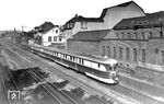 Wie heute bei der ICE-Linie 10 (Köln - Berlin) fuhren bereits 1938 zwei Triebzüge als FDt 17/37 nach Berlin, die getrennt über die Ruhr bzw. Wupper geführt wurden und in Hamm vereinigt bzw, getrennt wurden. Das Kuppeln erfolgte übrigens damals problemlos in zwei Minuten (und wie lange steht der ICE heute in Hamm: 9 Minuten). Frühmorgens ist hier der SVT 137 273 (Bauart "Köln") in Wuppertal-Unterbarmen als FDt 17 auf dem Weg nach Berlin.  (1938) <i>Foto: RVM-Filmstelle Berlin (Bellingrodt)</i>