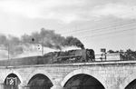 CSD 475.189 mit einem Reisezug auf der Svratka-Brücke in Brno (Brünn).  (08.07.1971) <i>Foto: Johannes Glöckner</i>