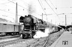 CSD 477.054 verlässt vor exportierten Doppelstockwagen des VEB Waggonbau Görlitz den Bahnhof Praha-Smichov.  (17.07.1971) <i>Foto: Johannes Glöckner</i>